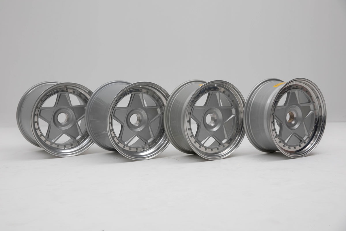 Ferrari F40
Brand new Wheels set