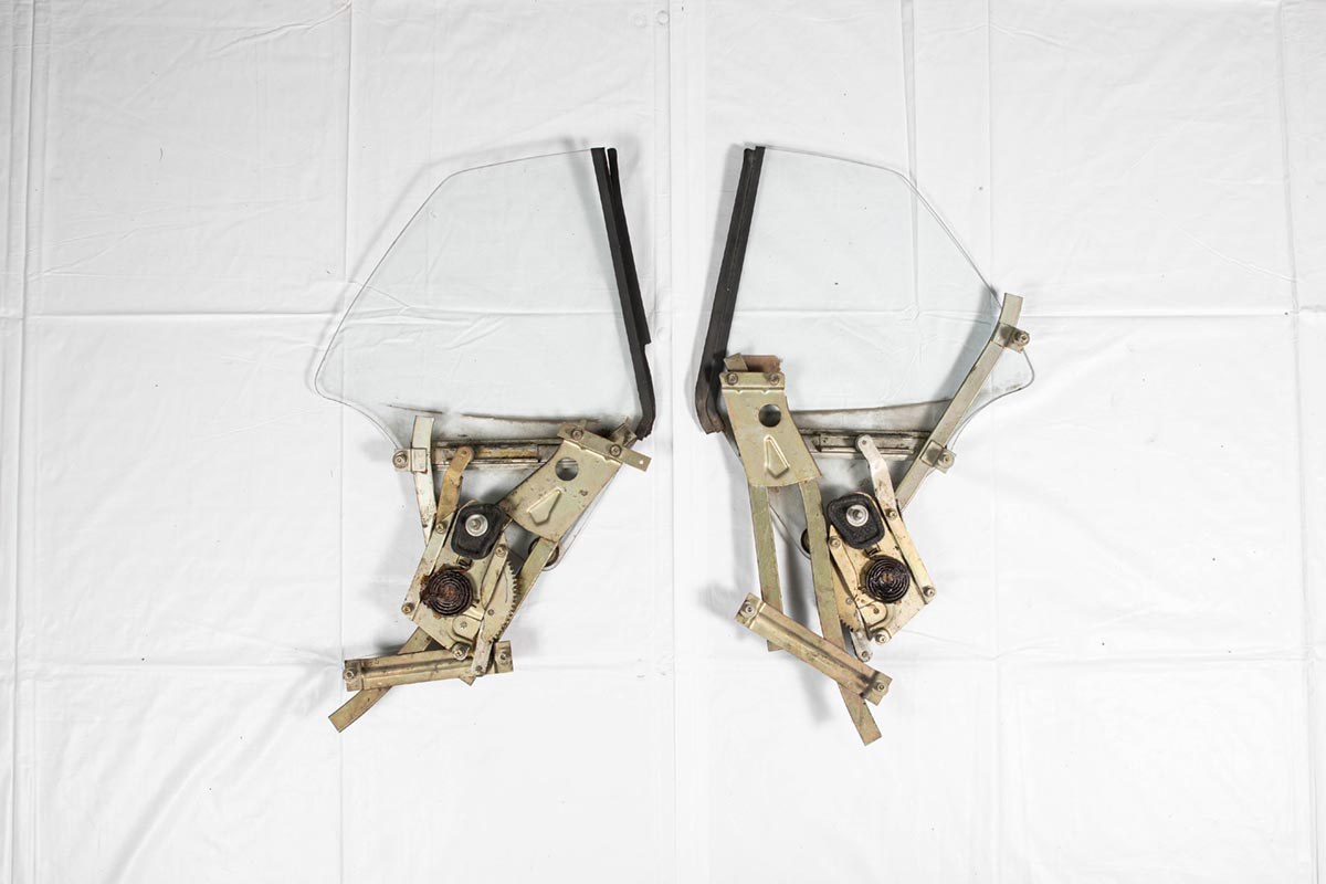 Nissan Skyline GT-R(KPGC10)
Quarter window glass
& Window regulator