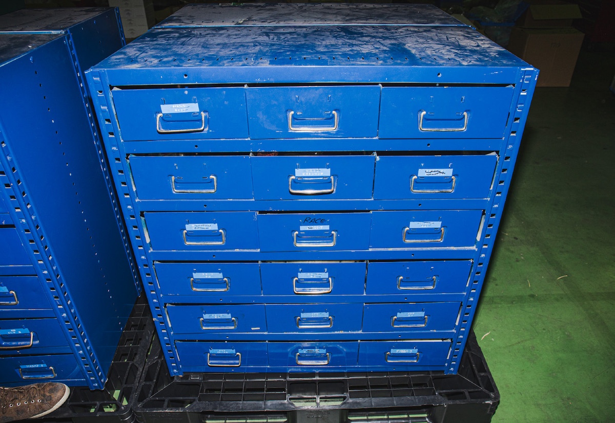 部品ケース（青）ライト、ミッション、ギア各種など