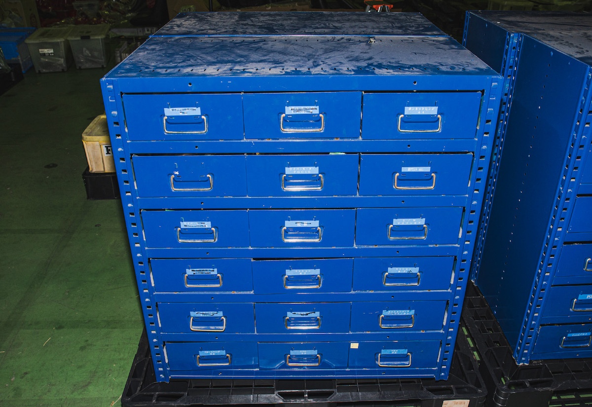 部品ケース（青）外装パーツなど