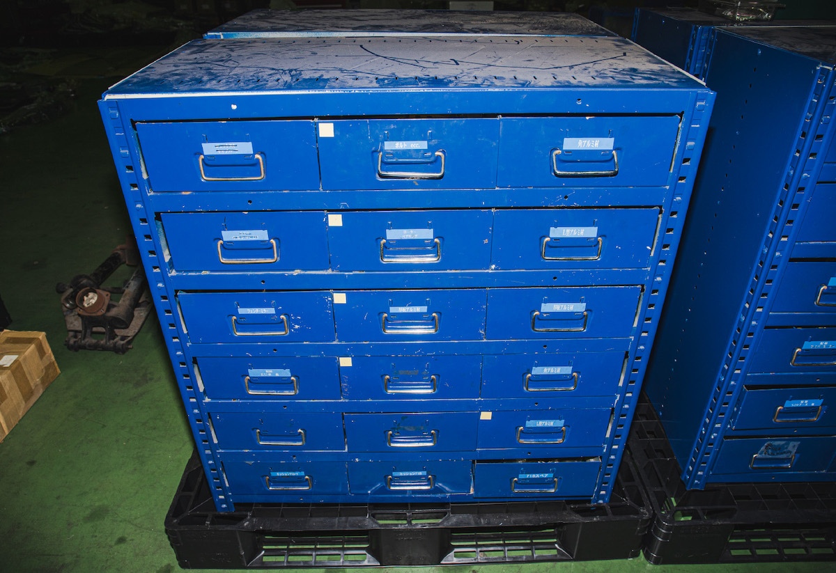 部品ケース（青）電気系部品など